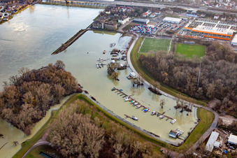 Vue aérienne de Crue du Rhin au port rhénan de Maximliansau à le quartier Maximiliansau in Wörth am Rhein dans le département Rhénanie-Palatinat, Allemagne