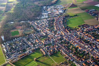 Vue aérienne de Du sud-est en hiver à Hatzenbühl dans le département Rhénanie-Palatinat, Allemagne
