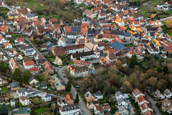 Vue aérienne de Église collégiale à Klingenmünster dans le département Rhénanie-Palatinat, Allemagne