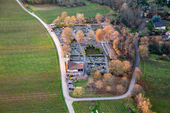 Vue aérienne de Cimetière au coucher du soleil en hiver à Klingenmünster dans le département Rhénanie-Palatinat, Allemagne