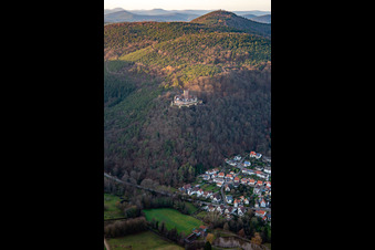Vue aérienne de Marché de Noël aux ruines du château de Landeck à Klingenmünster dans le département Rhénanie-Palatinat, Allemagne