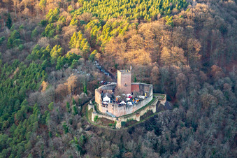 Vue aérienne de Marché de Noël aux ruines du château de Landeck à Klingenmünster dans le département Rhénanie-Palatinat, Allemagne