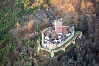 Photographie aérienne de Marché de Noël aux ruines du château de Landeck à Klingenmünster dans le département Rhénanie-Palatinat, Allemagne