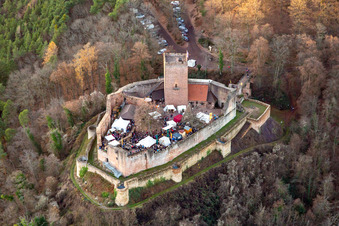 Vue oblique de Marché de Noël aux ruines du château de Landeck à Klingenmünster dans le département Rhénanie-Palatinat, Allemagne
