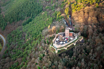 Marché de Noël aux ruines du château de Landeck à Klingenmünster dans le département Rhénanie-Palatinat, Allemagne d'en haut
