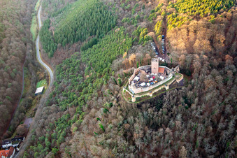 Marché de Noël aux ruines du château de Landeck à Klingenmünster dans le département Rhénanie-Palatinat, Allemagne hors des airs