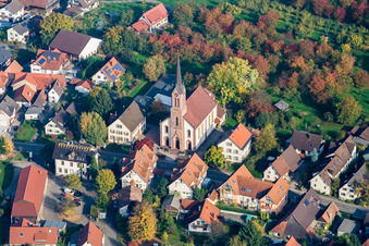Vue aérienne de Bâtiment d'église au centre du village à le quartier Mösbach in Achern dans le département Bade-Wurtemberg, Allemagne