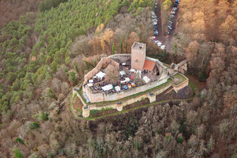 Marché de Noël aux ruines du château de Landeck à Klingenmünster dans le département Rhénanie-Palatinat, Allemagne vue d'en haut