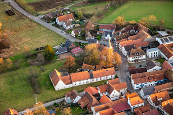 Vue aérienne de Église protestante à le quartier Klingen in Heuchelheim-Klingen dans le département Rhénanie-Palatinat, Allemagne