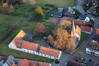 Vue aérienne de Église protestante à le quartier Klingen in Heuchelheim-Klingen dans le département Rhénanie-Palatinat, Allemagne