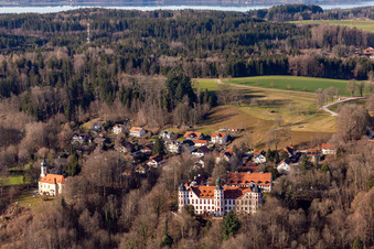 Photographie aérienne de Château et chapelle de l'Immaculée Conception à Eurasburg dans le département Bavière, Allemagne