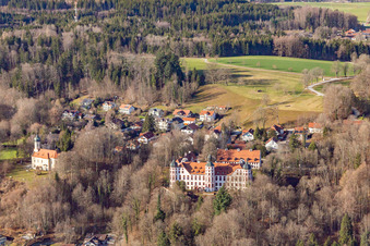 Vue oblique de Château et chapelle de l'Immaculée Conception à Eurasburg dans le département Bavière, Allemagne