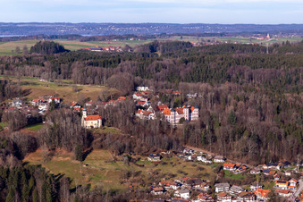 Château et chapelle de l'Immaculée Conception à Eurasburg dans le département Bavière, Allemagne hors des airs
