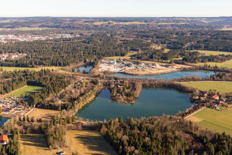 Vue aérienne de Gravières de Bibisee et de Gämmerler à le quartier Wiesen in Königsdorf dans le département Bavière, Allemagne