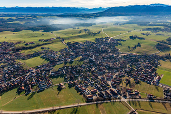 Vue aérienne de Du nord-ouest à Königsdorf dans le département Bavière, Allemagne