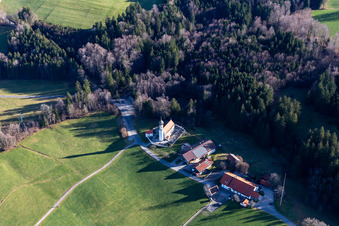 Photographie aérienne de Saint Jean-Baptiste à le quartier Oberfischbach in Wackersberg dans le département Bavière, Allemagne