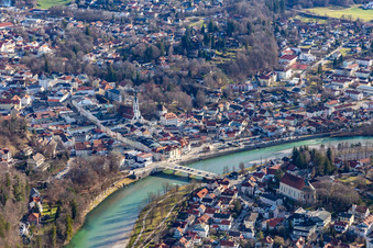 Vue aérienne de Vieille ville avec le pont de l'Isar à Bad Tölz dans le département Bavière, Allemagne