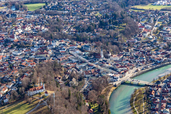 Vue aérienne de Vieille ville avec le pont de l'Isar à Bad Tölz dans le département Bavière, Allemagne