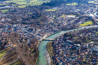 Photographie aérienne de Vieille ville avec le pont de l'Isar à Bad Tölz dans le département Bavière, Allemagne