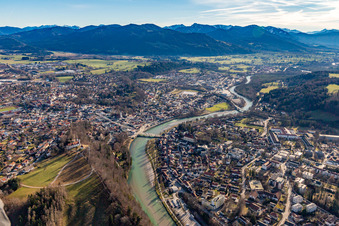 Vue oblique de Vieille ville avec le pont de l'Isar à Bad Tölz dans le département Bavière, Allemagne