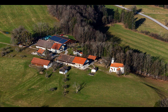 Vue aérienne de Sainte Marguerite à le quartier Oberfischbach in Wackersberg dans le département Bavière, Allemagne