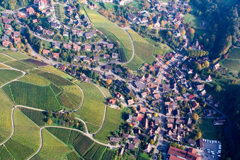 Vue aérienne de Panorama du village et des environs avec vignobles à le quartier Büchelbach in Sasbachwalden dans le département Bade-Wurtemberg, Allemagne