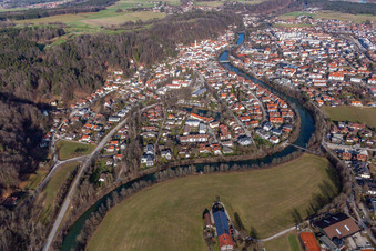 Vue aérienne de Dans la boucle de la Loisach à Wolfratshausen dans le département Bavière, Allemagne