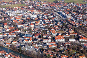 Vue aérienne de Entre la B11 et la voie ferrée à Wolfratshausen dans le département Bavière, Allemagne