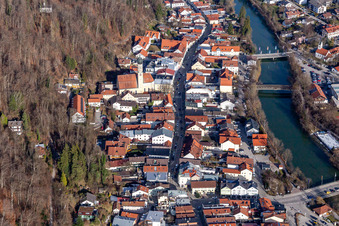 Photographie aérienne de Vieille ville sur la Loisach à Wolfratshausen dans le département Bavière, Allemagne
