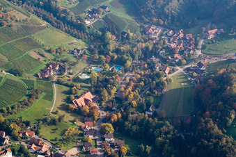 Vue aérienne de Piscine extérieure d'aventure Sasbachwalden et hôtel spa « Zum Alde Gott » à Sasbachwalden dans le département Bade-Wurtemberg, Allemagne