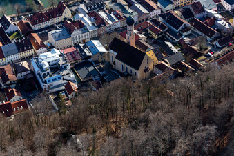 Vue aérienne de Vieille ville avec l'église Saint-André, Obermarkt sur la rive de la Loisa avec Sebastiani-Steg, le pont Andreas à Wolfratshausen dans le département Bavière, Allemagne