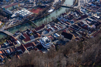 Vue aérienne de Vieille ville avec l'église Saint-André, Obermarkt sur la rive de la Loisa avec Sebastiani-Steg, le pont Andreas à Wolfratshausen dans le département Bavière, Allemagne