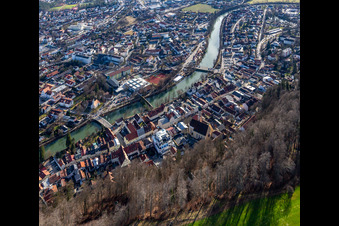 Photographie aérienne de Vieille ville avec l'église Saint-André, Obermarkt sur la rive de la Loisa avec Sebastiani-Steg, le pont Andreas à Wolfratshausen dans le département Bavière, Allemagne