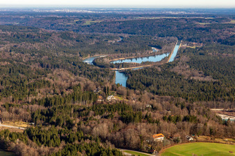 Vue aérienne de Déversoir et étang entre Mühltalkanal et Isarkanal à le quartier Ergertshausen in Egling dans le département Bavière, Allemagne