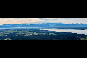 Vue aérienne de Avec panorama alpin à Starnberger See dans le département Bavière, Allemagne