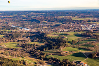 Vue aérienne de Montgolfière au-dessus de la vallée de l'Isar à Bad Tölz dans le département Bavière, Allemagne