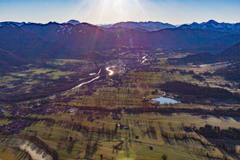 Vue aérienne de Vallée de l'Isar le matin depuis le sud à Lenggries dans le département Bavière, Allemagne