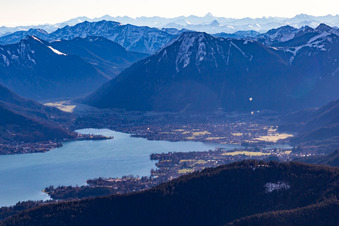 Vue oblique de Du nord-ouest à le quartier Holz in Tegernsee dans le département Bavière, Allemagne
