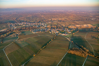 Vue aérienne de En hiver le soir à le quartier Klingen in Heuchelheim-Klingen dans le département Rhénanie-Palatinat, Allemagne