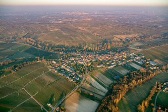 Vue aérienne de En hiver le soir à le quartier Heuchelheim in Heuchelheim-Klingen dans le département Rhénanie-Palatinat, Allemagne