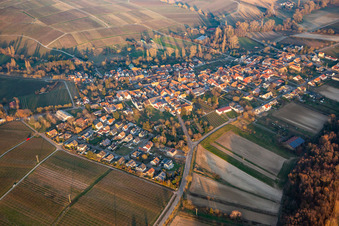 Vue aérienne de En hiver le soir depuis l'ouest à le quartier Heuchelheim in Heuchelheim-Klingen dans le département Rhénanie-Palatinat, Allemagne