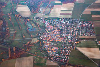 Vue aérienne de En hiver le soir depuis l'ouest à Steinweiler dans le département Rhénanie-Palatinat, Allemagne