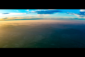 Vue aérienne de Forêt du Palatinat en hiver le soir dans la brume à le quartier Gleishorbach in Gleiszellen-Gleishorbach dans le département Rhénanie-Palatinat, Allemagne