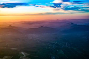 Vue aérienne de En hiver le soir depuis l'est à Klingenmünster dans le département Rhénanie-Palatinat, Allemagne