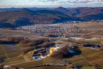 Vue aérienne de Du sud-ouest en hiver à Klingenmünster dans le département Rhénanie-Palatinat, Allemagne