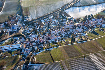 Vue aérienne de Du nord-est en hiver quand il y a de la neige à Niederhorbach dans le département Rhénanie-Palatinat, Allemagne
