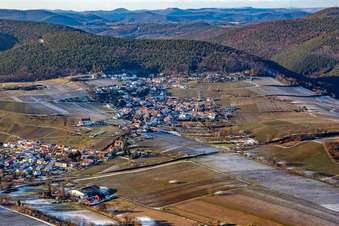 Vue aérienne de En hiver quand il y a de la neige à le quartier Gleiszellen in Gleiszellen-Gleishorbach dans le département Rhénanie-Palatinat, Allemagne