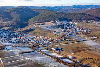 Vue aérienne de En hiver quand il y a de la neige à le quartier Gleishorbach in Gleiszellen-Gleishorbach dans le département Rhénanie-Palatinat, Allemagne