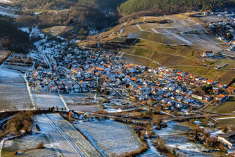 Vue aérienne de En hiver quand il y a de la neige à le quartier Pleisweiler in Pleisweiler-Oberhofen dans le département Rhénanie-Palatinat, Allemagne