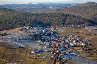 Vue aérienne de En hiver quand il y a de la neige à le quartier Gleiszellen in Gleiszellen-Gleishorbach dans le département Rhénanie-Palatinat, Allemagne